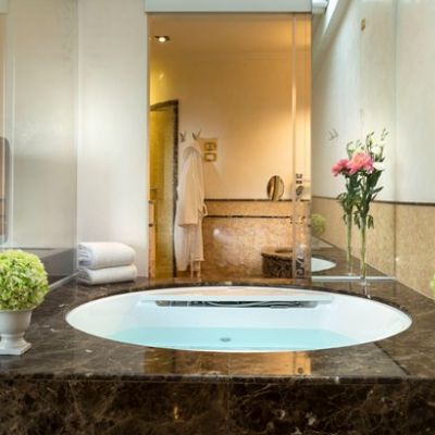 Offer 4 Star Hotel with Jacuzzi in Room