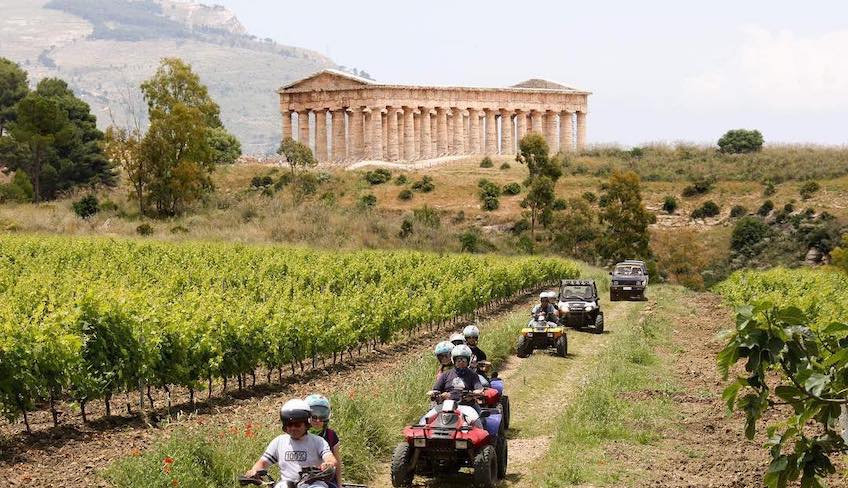 Ausflug in Quad in die Landschaft von Segesta